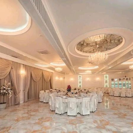 Hotel And Restaurant Velure Mukacheve Exterior photo