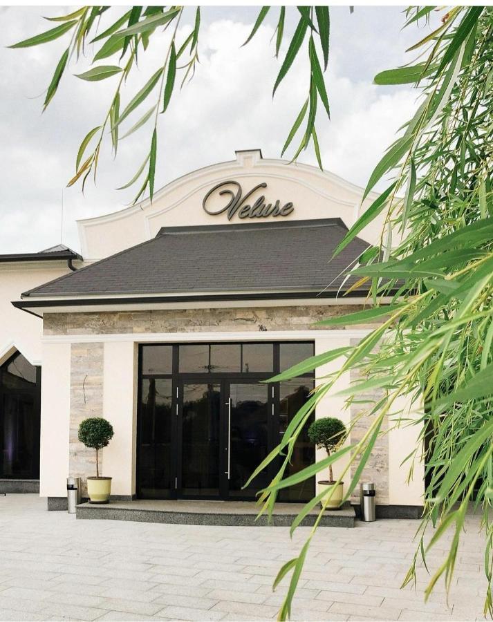 Hotel And Restaurant Velure Mukacheve Exterior photo
