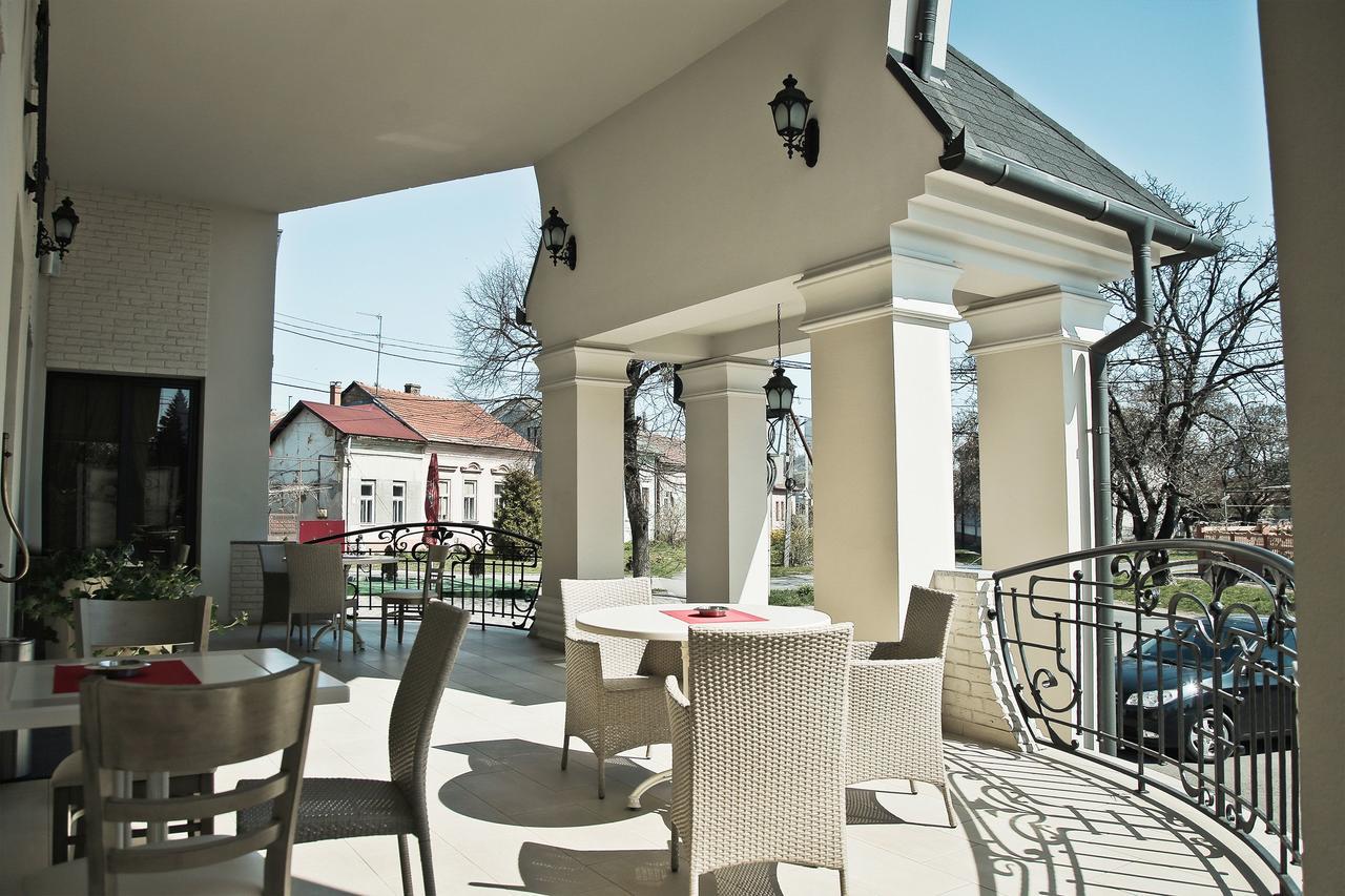 Hotel And Restaurant Velure Mukacheve Exterior photo