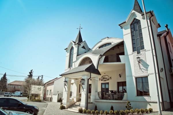 Hotel And Restaurant Velure Mukacheve Exterior photo